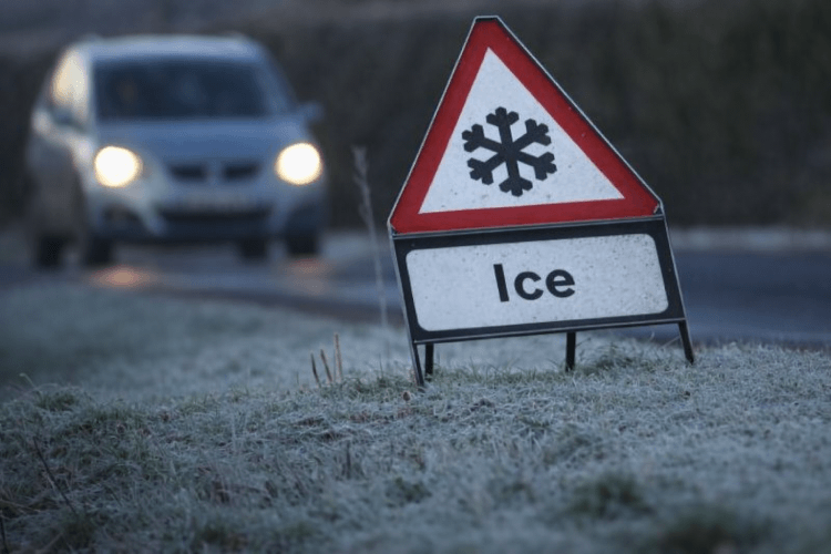 Πως να αντιδράσετε όταν έχει μαύρο πάγο στο δρόμο